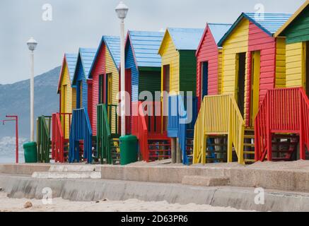 Fila de cabañas de baño brillantes y coloridas en la playa de Muizenberg, Ciudad del Cabo, Sudáfrica. Cabañas de playa.