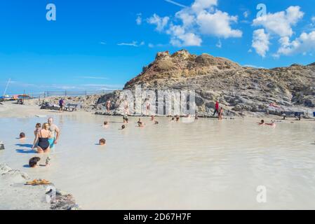 Baño de barro, Isla Vulcano, Islas Eolias, Sicilia, Italia, Foto de stock