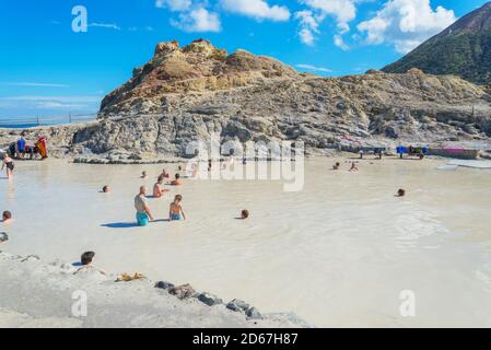 Baño de barro, Isla Vulcano, Islas Eolias, Sicilia, Italia, Foto de stock