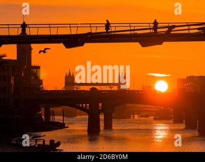 Salida del sol sobre el río Támesis y el puente Millennium, Londres, Inglaterra