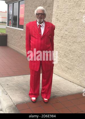 vagón tarde Acurrucarse Hombre negro con estilo en traje rojo Fotografía de stock - Alamy