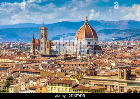 El Domo de Brunelleschi, la nave, y el Campanile de Giotto de la Catedral de Santa María de la Flor, visto desde la colina de Miguel Ángel, Florencia, Toscana, Italia, Europre