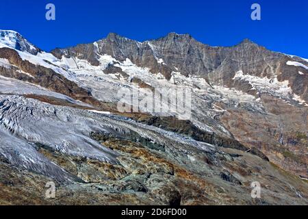 Picos Täschhorn, Dom y Lenzspitze, Mischabel macizo detrás, Saas-Fee, Valais, Suiza Foto de stock