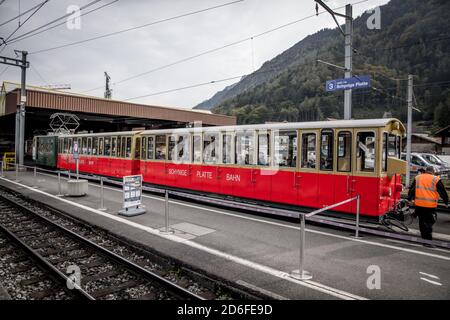 Estación de tren Wilderswil en Suiza - CONDADO DE BERNA. SUIZA - 9 DE OCTUBRE DE 2020 Foto de stock