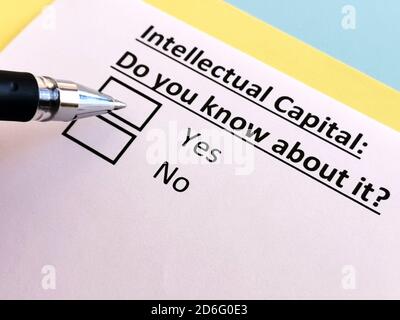 Una persona está respondiendo a la pregunta sobre el capital intelectual. Foto de stock