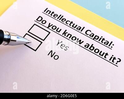 Una persona está respondiendo a la pregunta sobre el capital intelectual. Foto de stock