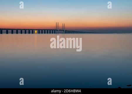 MALMO, SUECIA - SEPTIEMBRE 20: El puente oresunds que conecta Suecia con Dinamarca al atardecer.