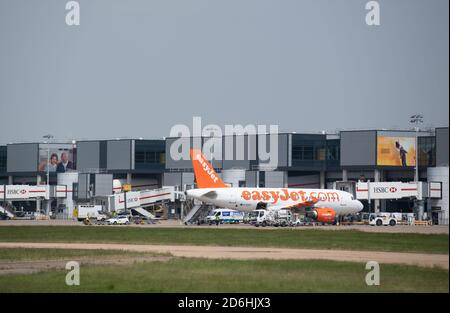 Un avión EasyJet G-EZIV (Airbus A319 - MSN 2565) en el aeropuerto de Gatwick el 22 de mayo de 2018 en Londres, Inglaterra. Foto de stock