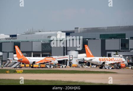 Un avión EasyJet G-EZIV (Airbus A319 - MSN 2565) y EasyJet Europe OE-LQX (Airbus A319 - MSN 3634) en el aeropuerto de Gatwick el 22 de mayo de 2018 en Londres, E. Foto de stock