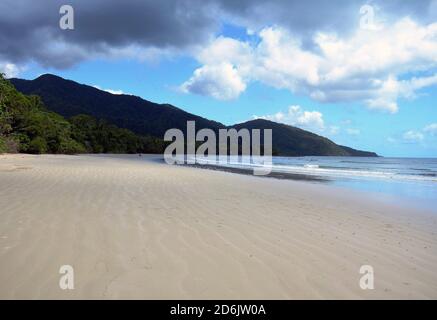 Playa de arena tropical Cape Tribulation Queensland Australia Foto de stock