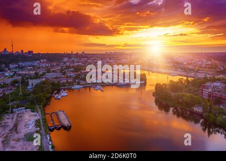Colorido espectacular atardecer en Dnipro River en Kiev, Ucrania, antecedentes de viajes