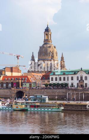 El Sekundogenitur, Frauenkirche y la terraza de Bruehl. Vista desde la orilla opuesta del río Elba con gente caminando. Dresde, Sajonia, Alemania. Foto de stock