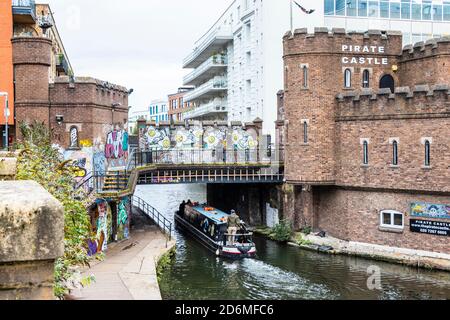 El Castillo Pirate, una organización benéfica para paseos en bote y actividades al aire libre en un centro comunitario totalmente accesible en el Canal Regent en Camden Town, Londres, Reino Unido