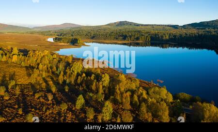 Vista aérea de Stroan Loch en otoño, Galloway Forest, Dumfries & Galloway, Escocia