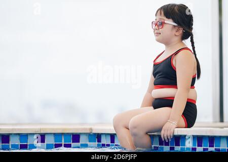 Retrato de preadolescentes en traje de baño Fotografía de stock - Alamy