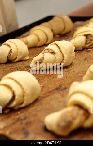 Croissants crudos frescos rellenos antes de poner en el horno y.. espacio vacío para texto Foto de stock
