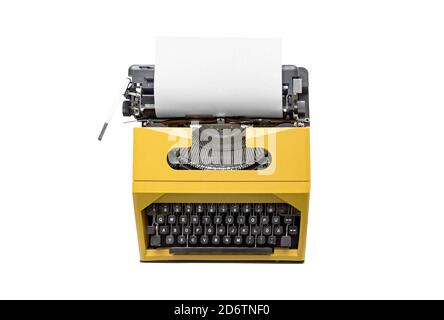 Máquina de escribir de época con una hoja blanca de papel en blanco aislada sobre fondo blanco