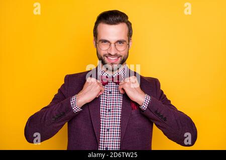 Foto de guapo ropa rica hombre de negocios de éxito manos bolsillos fiesta look bien vestido ropa a cuadros camisa blazer amarillo Fotografía de stock - Alamy