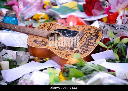 Tributos dejados por los fans fuera de la casa de la cantante Amy Winehouse en Camden, al norte de Londres, después de que ella fue encontrada muerta en su casa la semana pasada. Foto de stock