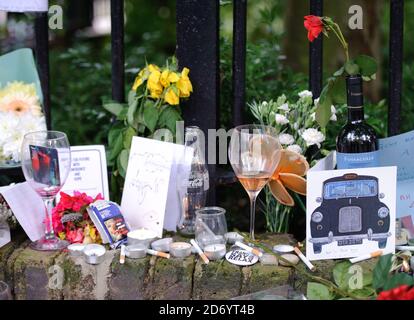 Tributos dejados por los fans fuera de la casa de la cantante Amy Winehouse en Camden, al norte de Londres, después de que ella fue encontrada muerta en su casa la semana pasada. Foto de stock