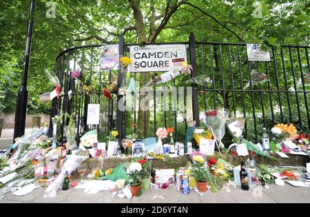 Tributos dejados por los fans fuera de la casa de la cantante Amy Winehouse en Camden, al norte de Londres, después de que ella fue encontrada muerta en su casa la semana pasada. Foto de stock