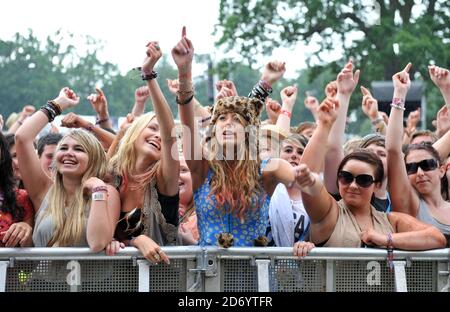 La multitud en la lluvia en el V festival en Chelmsford, Essex. Foto de stock