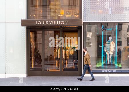 Louis Vuitton Logotipo Marca Y Texto Signo Frente De La Tienda De Casa De  Lujo Bolsos Boutique Y Imagen editorial - Imagen de casa, fachadas:  220378440
