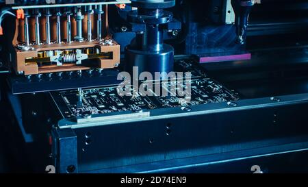 Macro primer plano de la placa de circuito impreso en una fábrica Línea de montaje con brazo robótico automatizado para microprocesadores de montaje superficial a la Foto de stock