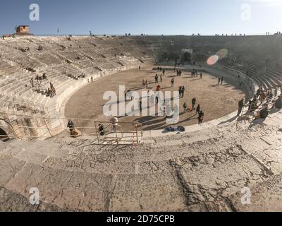 Verona, Italia - 05 Enero 2020: Vista interior de la Arena di Verona, antiguo anfiteatro romano en Verona, Italia
