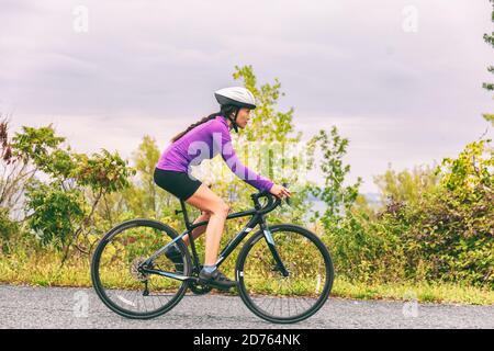 Bicicleta carretera bicicleta atleta ciclista mujer montar bicicleta entrenamiento cardio al aire libre. Forma activa estilo de vida ejercicio de ejercicio Foto de stock