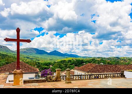 Vista de la ciudad y las montañas de la ciudad histórica De Tiradentes en el estado de Minas Gerais desde el cementerio con su crucifijo Foto de stock