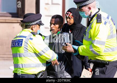 La policía arresta a un manifestante etíope por violar las restricciones de distanciamiento social del COVID-19, manifestación del pueblo oromo, Whitehall, Londres, 10 de septiembre Foto de stock