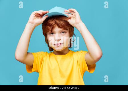 Un Niño Con Una Camiseta Amarilla Y Una Gorra Amarilla Se Pone