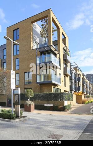 Casas y apartamentos en Weigall Road. Parte de Kidbrooke Village, un nuevo y enorme desarrollo residencial en el distrito londinense de Greenwich, Reino Unido. Foto de stock