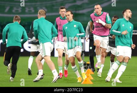 Los jugadores celtas se calientan antes del partido del Grupo H de la Liga Europea de la UEFA en Celtic Park, Glasgow. Foto de stock