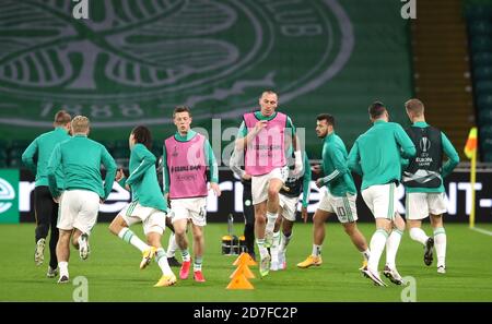 Los jugadores celtas se calientan antes del partido del Grupo H de la Liga Europea de la UEFA en Celtic Park, Glasgow. Foto de stock