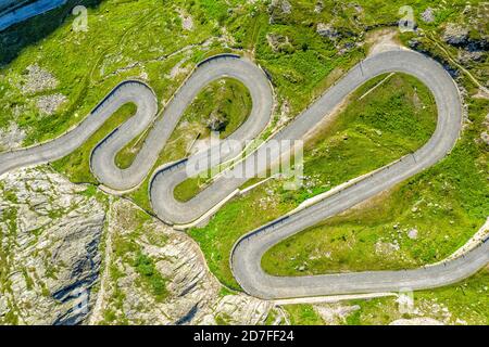 Increíble vista aérea de la carretera histórica Tremola, paso de montaña Sasso San Gotthardo, Suiza. Foto de stock