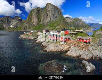 Tradicionales cabañas de pesca rojas noruegas en la frontera del océano, isla Hamnoy en Lofoten, norte de Noruega Foto de stock