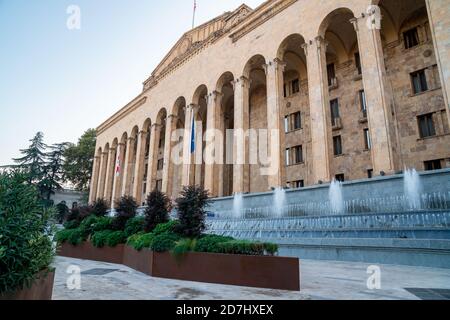 edificio del parlamento en la Avenida Rustaveli, Tbilisi, Georgia Foto de stock