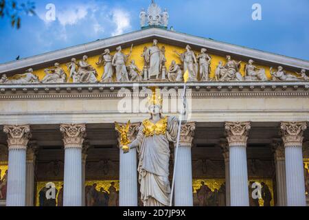 Austria, Viena, Pallas Athene Estatua frente al edificio Parliment austriaco Foto de stock