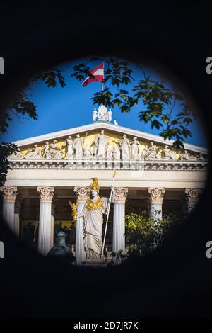Austria, Viena, Pallas Athene Estatua frente al edificio Parliment austriaco Foto de stock