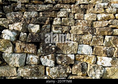 La textura de la pared de ladrillo vieja erosionada - la pared de la roca sin costuras patrón de fondo de textura