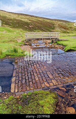 el ford sobre Bleaberry Gill cerca de Langthwaite en el Norte de Yorkshire Dales, North Yorkshire, Inglaterra, Reino Unido Foto de stock