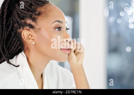 Mujer quitando el cabello facial Foto de stock
