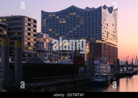 Ventanas iluminadas en forma de corazón del Westin Hotel, Elbphilharmonie, Hafencity, Hamburgo, Alemania, 26.03.2020.