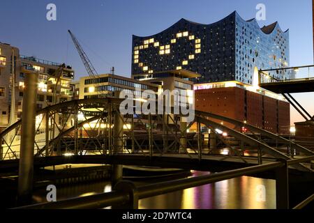 Ventanas iluminadas en forma de corazón del Westin Hotel, Elbphilharmonie, Hafencity, Hamburgo, Alemania, 26.03.2020.