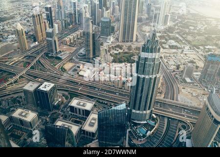 Rascacielos de Dubai y edificios de gran altura vista aérea por la mañana, Emiratos Árabes Unidos.