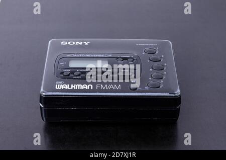 Reproductor de casetes WALKMAN ® de Sony, música de audio compacta,  escritorio o mesa de madera, diseño plano, estudio Fotografía de stock -  Alamy