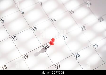 PIN rojo en el calendario, evento o concepto de planificación de reuniones. Foto de stock