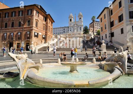 Italia, Roma, Piazza di Spagna, la fuente de Barcaccia y la Plaza de España Foto de stock